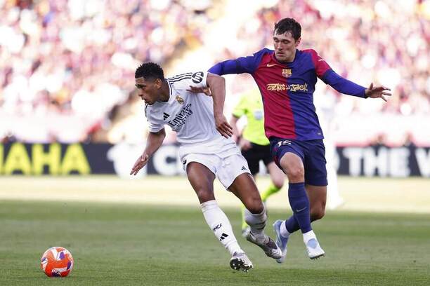Na snímku opora Realu Madrid Jude Bellingham a Andreas Christensen v dresu Barcelony