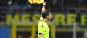 Pomezní rozhodčí odmával offside během čtvrtfinále Ligy mistrů mezi Interem Milán a Bayernem Mnichov Pomezní rozhodčí odmával offside během čtvrtfinále Ligy mistrů mezi Interem Milán a Bayernem Mnichov