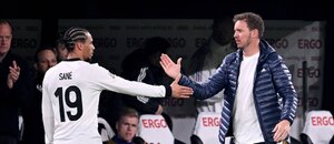 Leroy Sané a Julian Nagelsmann během čtvrtfinále Ligy národů