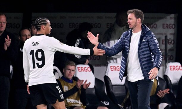 Leroy Sané a Julian Nagelsmann během čtvrtfinále Ligy národů