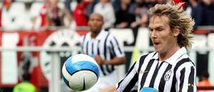 Pavel Nedvěd v dresu Juventusu v zápase druhé italské ligy proti Piacenze Pavel Nedvěd v dresu Juventusu v zápase druhé italské ligy proti Piacenze
