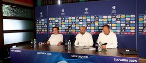 Rocco Reitz, trenér Antonio Di Salvo a Markus Beer z Německa na tiskové konferenci, 11. červen 2025