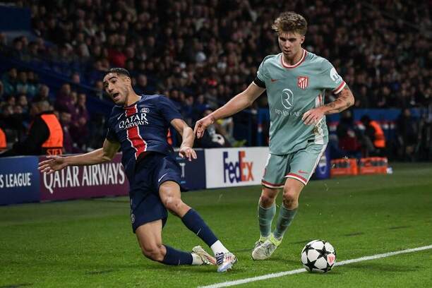 Liga mistrů 2024/25: Achraf Hakimi, obránce PSG, v souboji o míč proti Atléticu Madrid