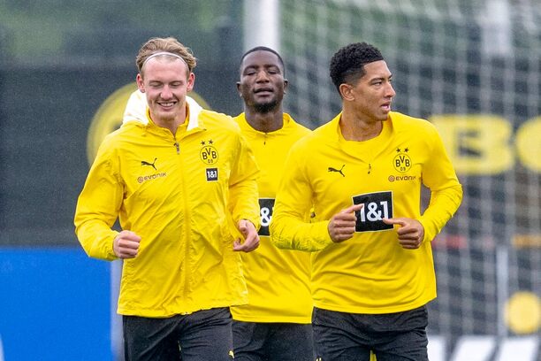 Julian Brandt, Serhou Guirassy a Jobe Bellingham z Dortmundu během tréninku, červen 2025