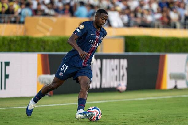 Obránce PSG Willian Pacho v duelu proti celku Botafogo na MS klubů 2025