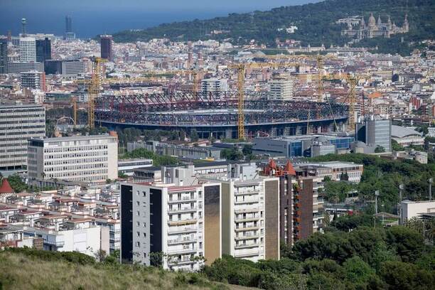 Částečně zrekonstruovaný stadion Camp Nou v Barceloně