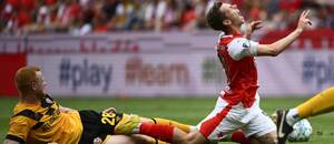 David Douděra v souboji o míč, přípravný zápas Slavia - Dynamo Drážďany