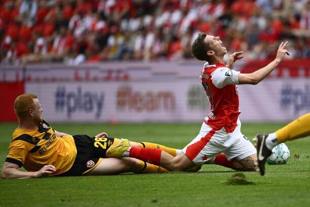 David Douděra v souboji o míč, přípravný zápas Slavia - Dynamo Drážďany