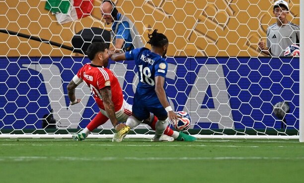 Christopher Nkunku z Chelsea v soubojí o míč na MS klubů 2025