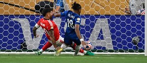 Christopher Nkunku z Chelsea v soubojí o míč na MS klubů 2025