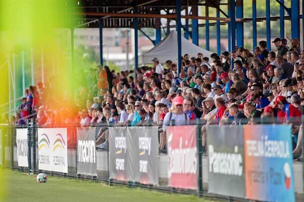 Fanoušci Viktorie Plzeň na stadionu v Luční ulici, červen 2025