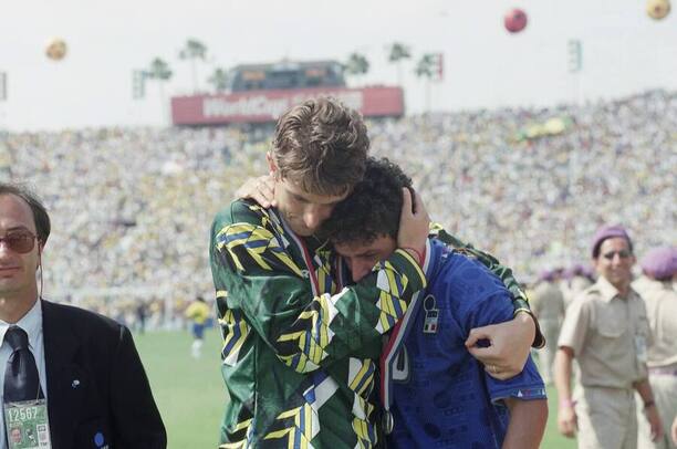 Claudio Taffarel (Brazílie) utěšuje Roberta Baggia