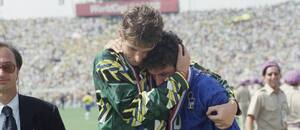 Claudio Taffarel (Brazílie) utěšuje Roberta Baggia