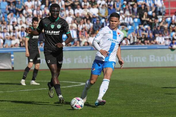 Duel mezi Baníkem a Bohemians v sezoně 2024/25: Zleva Okeke za Pražany a ostravský útočník Ewerton