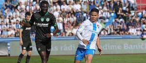 Duel mezi Baníkem a Bohemians v sezoně 2024/25: Zleva Okeke za Pražany a ostravský útočník Ewerton
