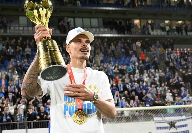 Nejlepší střelec minulé sezony Jan Kliment při oslavách vítězství MOL Cupu