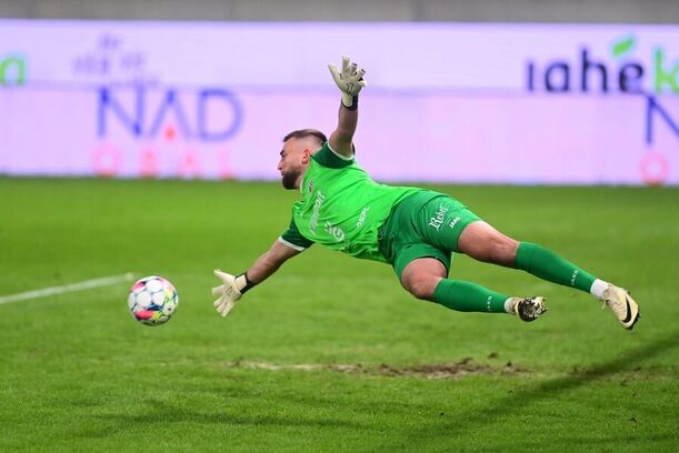 Brankář Hradce Králové Adam Zadražil