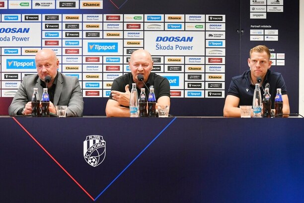 Adolf Šádek, Miroslav Koubek a Matěj Vydra na předsezonní konferenci, červenec 2025