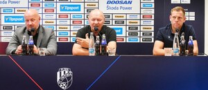 Adolf Šádek, Miroslav Koubek a Matěj Vydra na předsezonní konferenci, červenec 2025 Adolf Šádek, Miroslav Koubek a Matěj Vydra na předsezonní konferenci, červenec 2025