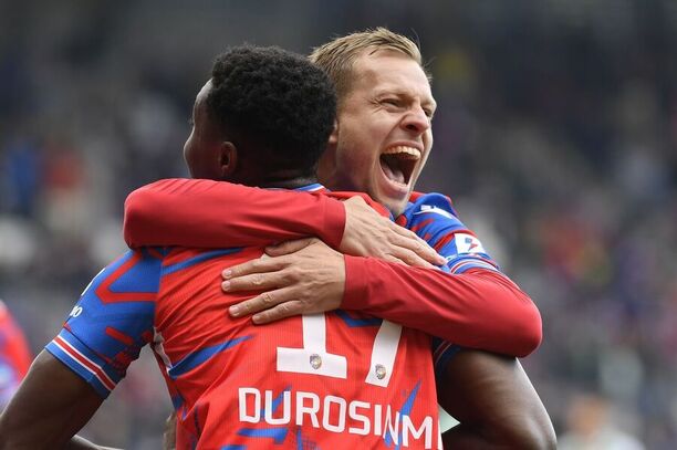 Rafiu Durosinmi a Matěj Vydra slaví gól proti Jablonci, 5. kolo nadstavby Chance Ligy 2024–25