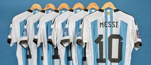 Sbírka šesti hraných dresů Lionela Messiho z MS 2022 se vydražila za bezmála osm milionů dolarů Sbírka šesti hraných dresů Lionela Messiho z MS 2022 se vydražila za bezmála osm milionů dolarů