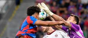 Christophe Kabongo v souboji o míč se dvěma hráči Servette