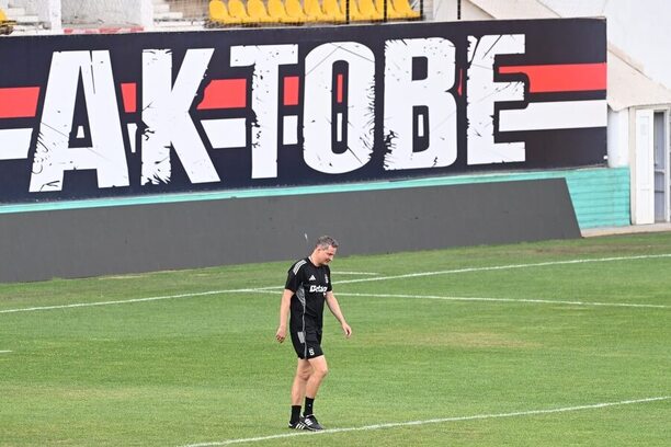 Brian Priske na předzápasovém tréninku v Aktobe