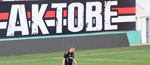 Brian Priske na předzápasovém tréninku v Aktobe