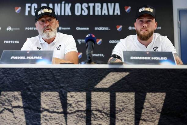 Pavel Hapal a Dominik Holec odpovídají na dotazy novinářů, předzápasová tisková konference Baník vs. Legia