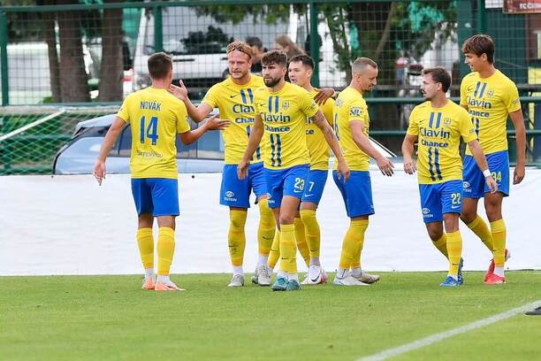 Opavští hráči se radují po vstřelené brance v utkání s Příbramí