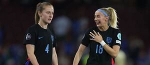 Anglické reprezentantky Keira Walsh (vlevo) a Chloe Kelly během utkání proti Itálii na ME žen 2025 Anglické reprezentantky Keira Walsh (vlevo) a Chloe Kelly během utkání proti Itálii na ME žen 2025