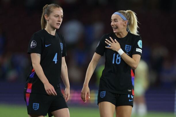 Anglické reprezentantky Keira Walsh (vlevo) a Chloe Kelly během utkání proti Itálii na ME žen 2025