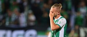 Václav Drchal má hlavu v dlaních po své zahozené šanci