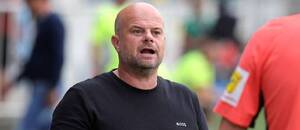 Chance Národní Liga 2025/26: Kouč Opavy Roman Nádvorník diskutuje s rozhodčím Chance Národní Liga 2025/26: Kouč Opavy Roman Nádvorník diskutuje s rozhodčím