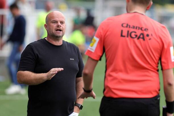 Chance Národní Liga 2025/26: Kouč Opavy Roman Nádvorník diskutuje s rozhodčím