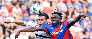 Yoan Severin ze Servette a Prince Adu z Plzně v souboji, úvodní zápas 2. předkola Ligy mistrů 2025–26