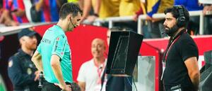 Rozhodčí Ricardo De Burgos Bengoetxea kontroluje VAR monitor ve finále Copa del Rey