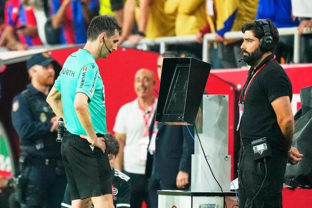 Rozhodčí Ricardo De Burgos Bengoetxea kontroluje VAR monitor ve finále Copa del Rey