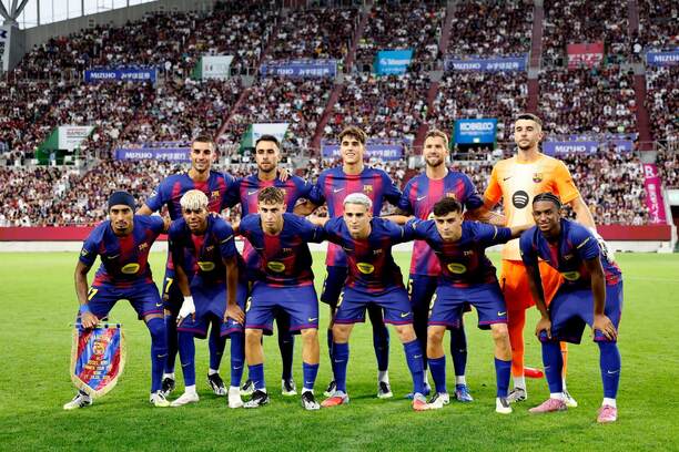 Hráči Barcelony před utkáním s týmem Vissel Kobe