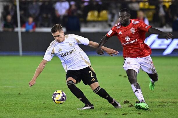 Sparťanský obránce Martin Suchomel v utkání proti Aktobe