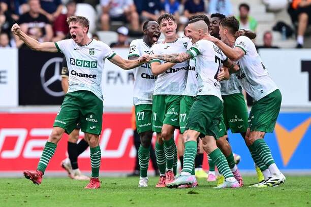Fotbalisté Karviné slaví druhý gól proti Hradci Králové, 2. kolo Chance Ligy 2025–26