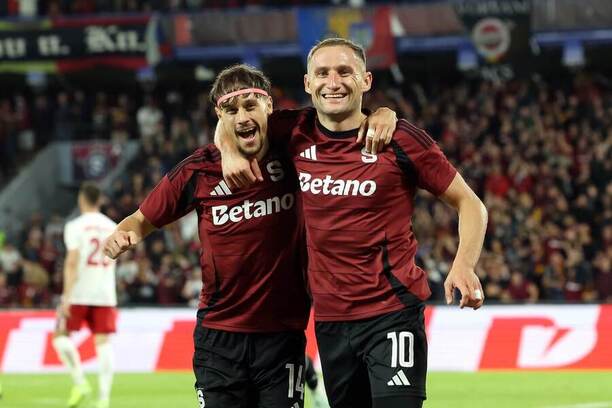 Veljko Birmančević a Jan Kuchta se radují z gólu proti Aktobe