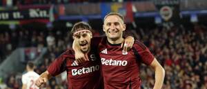Veljko Birmančević a Jan Kuchta se radují z gólu proti Aktobe