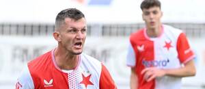 Tomáš Necid (Slavia) si rozčiluje při utkání s rezervou Sparty