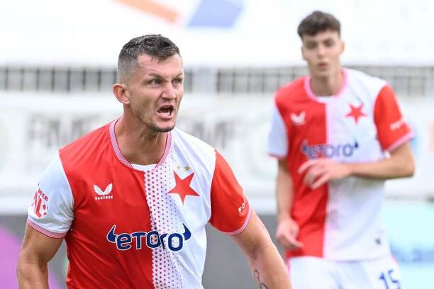 Tomáš Necid (Slavia) si rozčiluje při utkání s rezervou Sparty