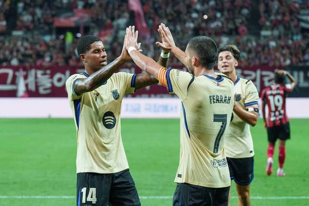 Fotbalisté Barcelona slaví gól v přípravném zápase proti FC Seoul, červenec 2025