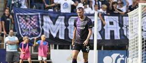 Vyloučený slávista Tomáš Chorý opouští hřiště v Uherském Hradišti