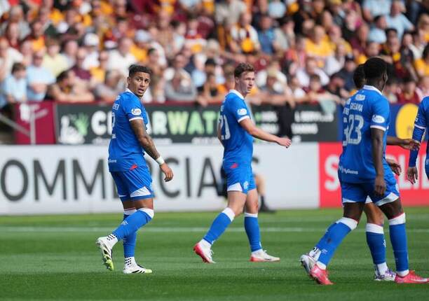 Fotbalisté Rangers během utkání 1. kola skotské ligy proti Motherwellu, srpen 2025