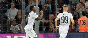 Rafiu Durosinmi a Amar Memić slaví branku proti Servette, odveta 2. předkola LM 2025–26