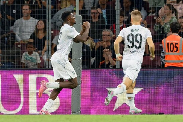 Rafiu Durosinmi a Amar Memić slaví branku proti Servette, odveta 2. předkola LM 2025–26